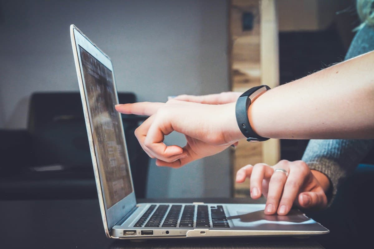 Χρήστης που αλληλεπιδρά με laptop για online αγορές